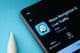 Aplikácia Waze zobrazená na obrazovke smartfónu.