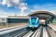 metro počas letného dňa v Dubaji